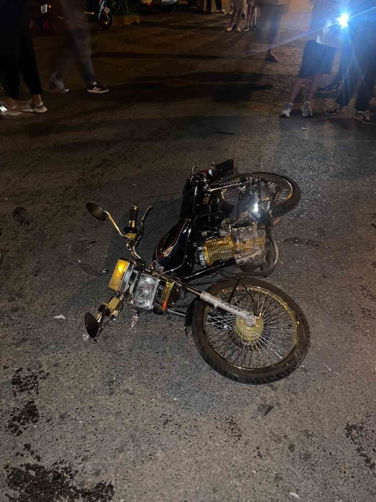 Otomobil Ile Motosiklet Kafa Kafaya Carpisti 1783239305251 976976
