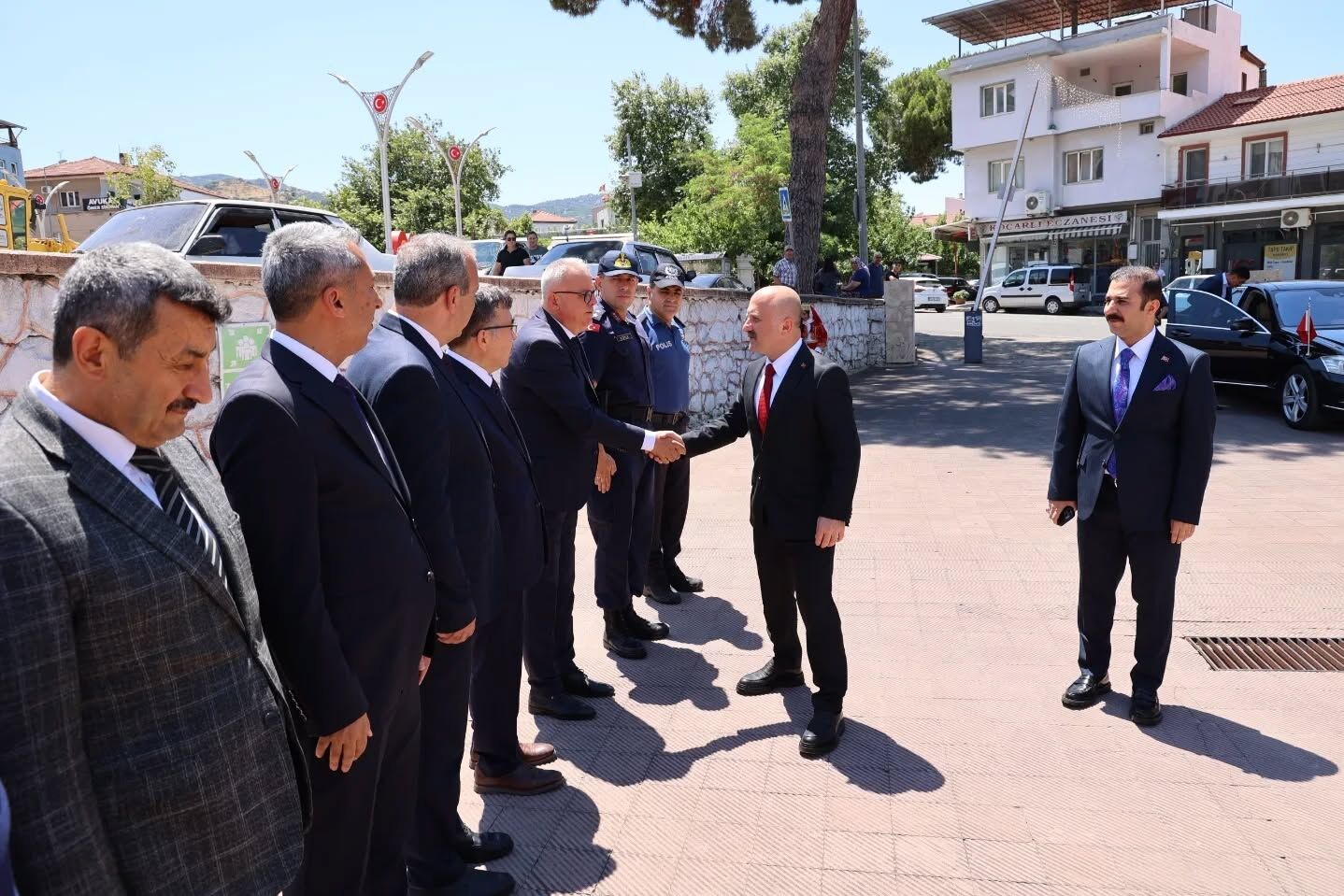 Vali Osman Varoldan Kocarli Ziyareti Esnaf Ve Vatandaslarla 677503 51Ae65