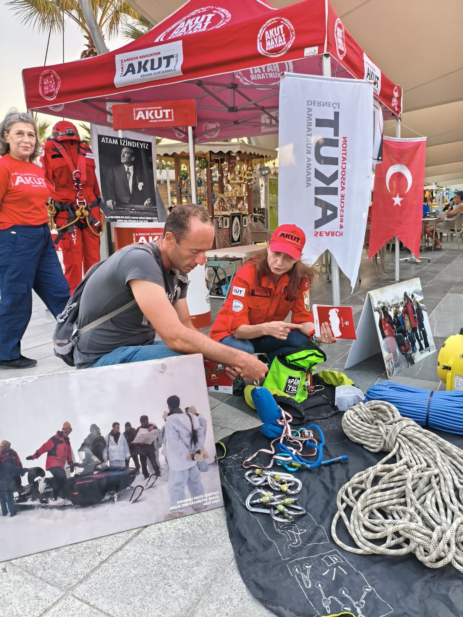 Akut Kusadasi Gonulluleri Buyuk Yikimi Unutmadi 686374 3F76A3