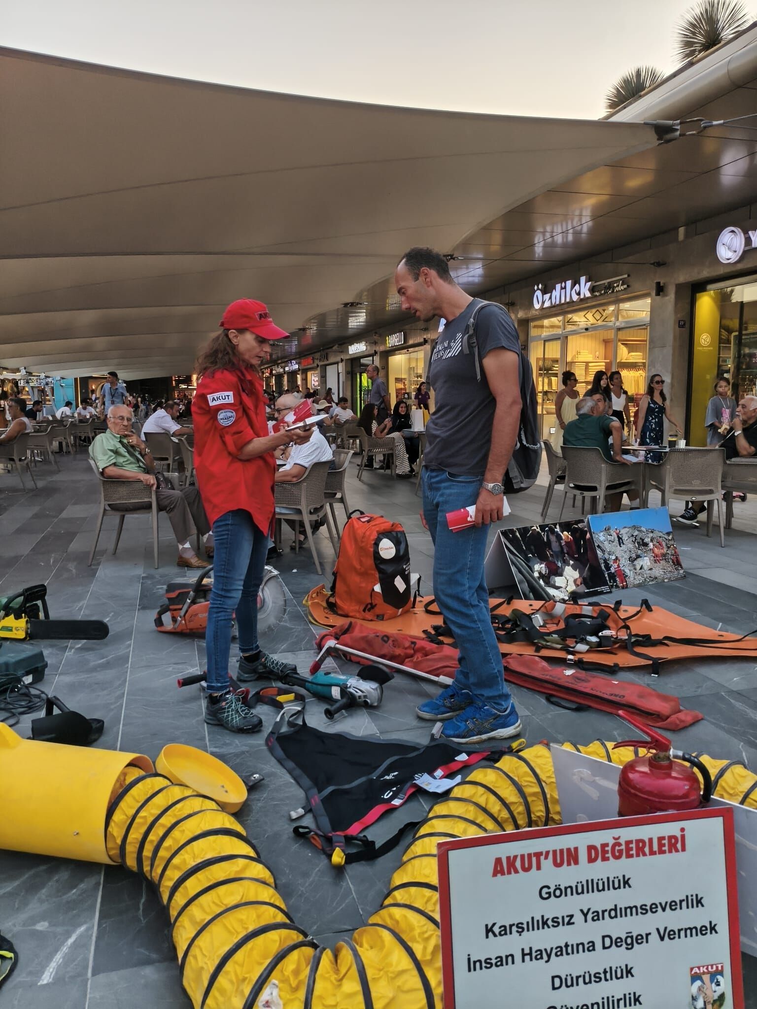 Akut Kusadasi Gonulluleri Buyuk Yikimi Unutmadi 686374 C54122