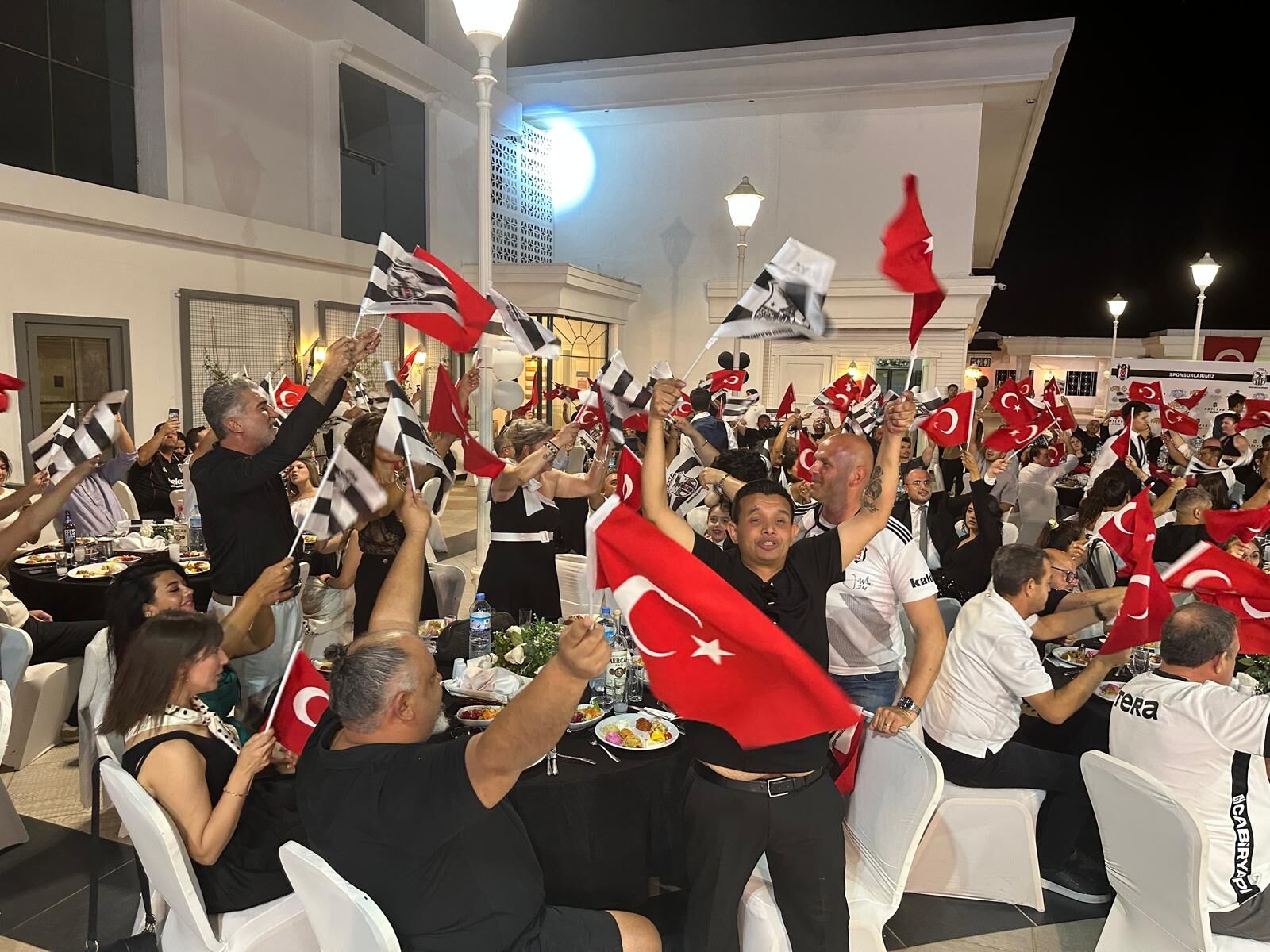Aydinda Besiktas Ruzgari Mustafa Keserle Unutulmaz Gece 688218 46673E