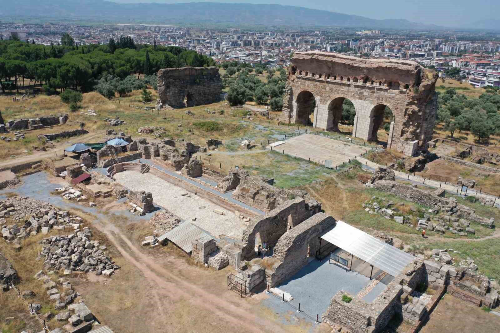 Bakan Ersoy Tralleis Te 2 Bin Yillik Antik Havuzu Gun Yuzune Cikardik 1785855304170 438157