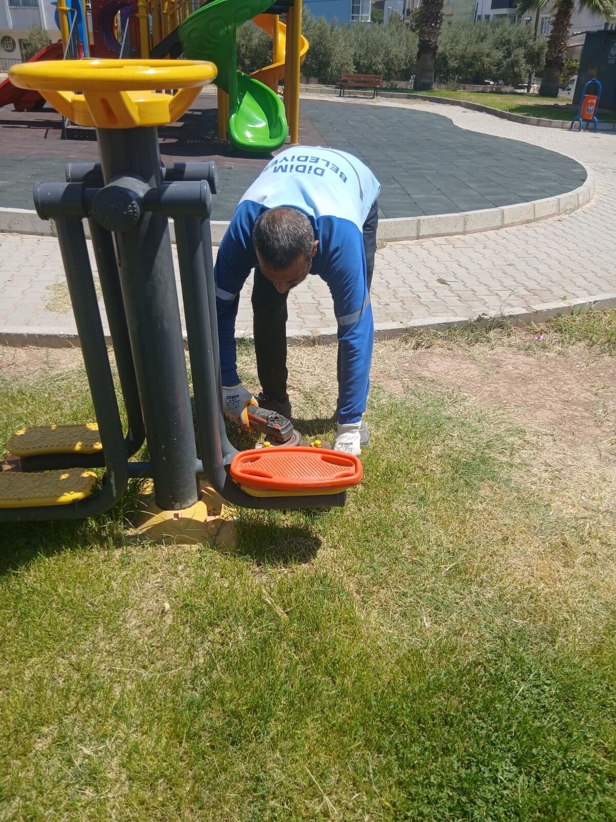 Didim Belediyesinden Parklarda Bakim Onarim Calismasi 686323 724302