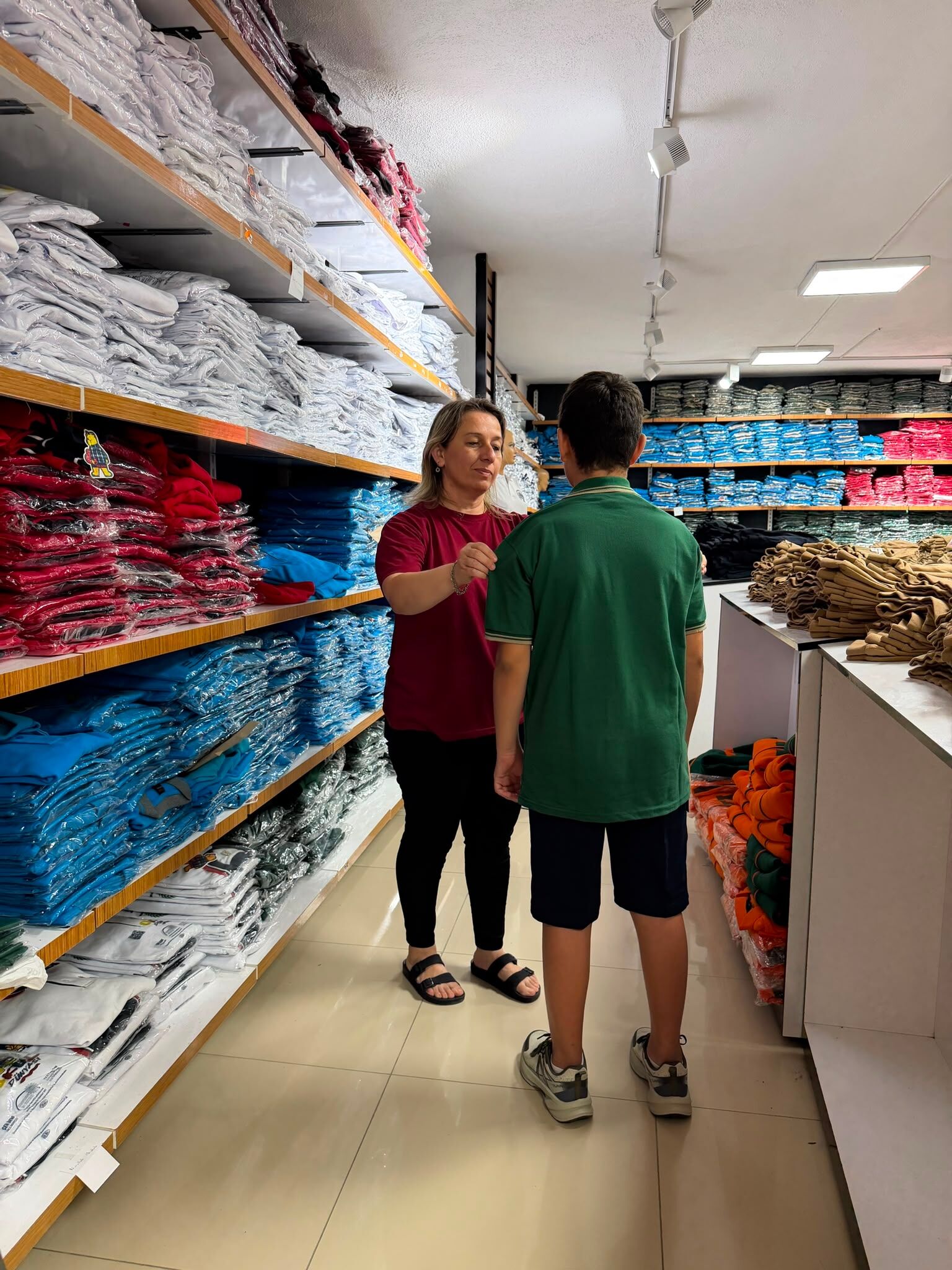 Didimde Egitime Destek Kampanyasi Askida Okul Kiyafeti Ile B 687290 Cdab3D