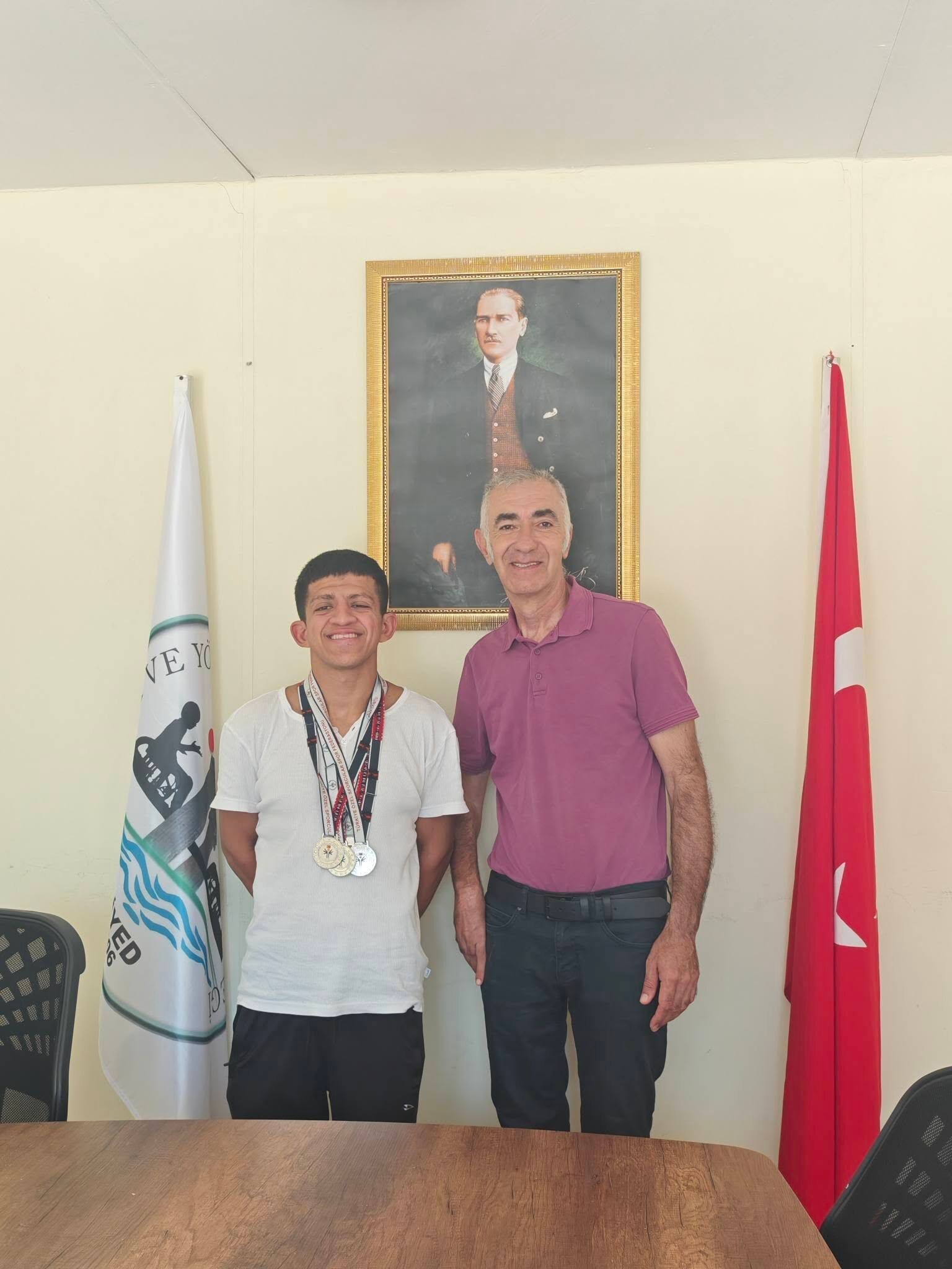 Didimli Milli Yuzucu Atacan Basarisini Baskan Gencay Ile Kut 686353 Ac3Fc8