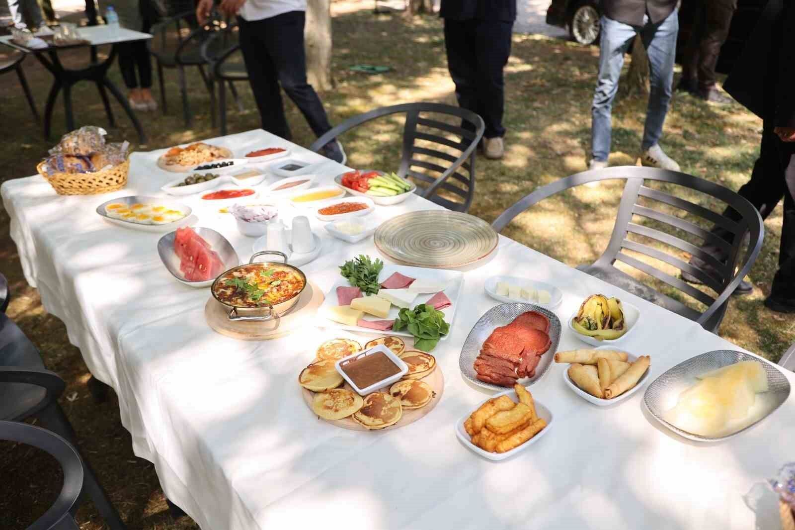Efeler Belediyesi Pinarbasi Kahvalti Evi Kapilarini Acti 1786712703842 978804