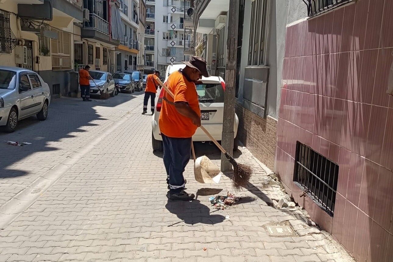 Efeler De Temizlik Calismalari Suruyor 1786952105409 625307