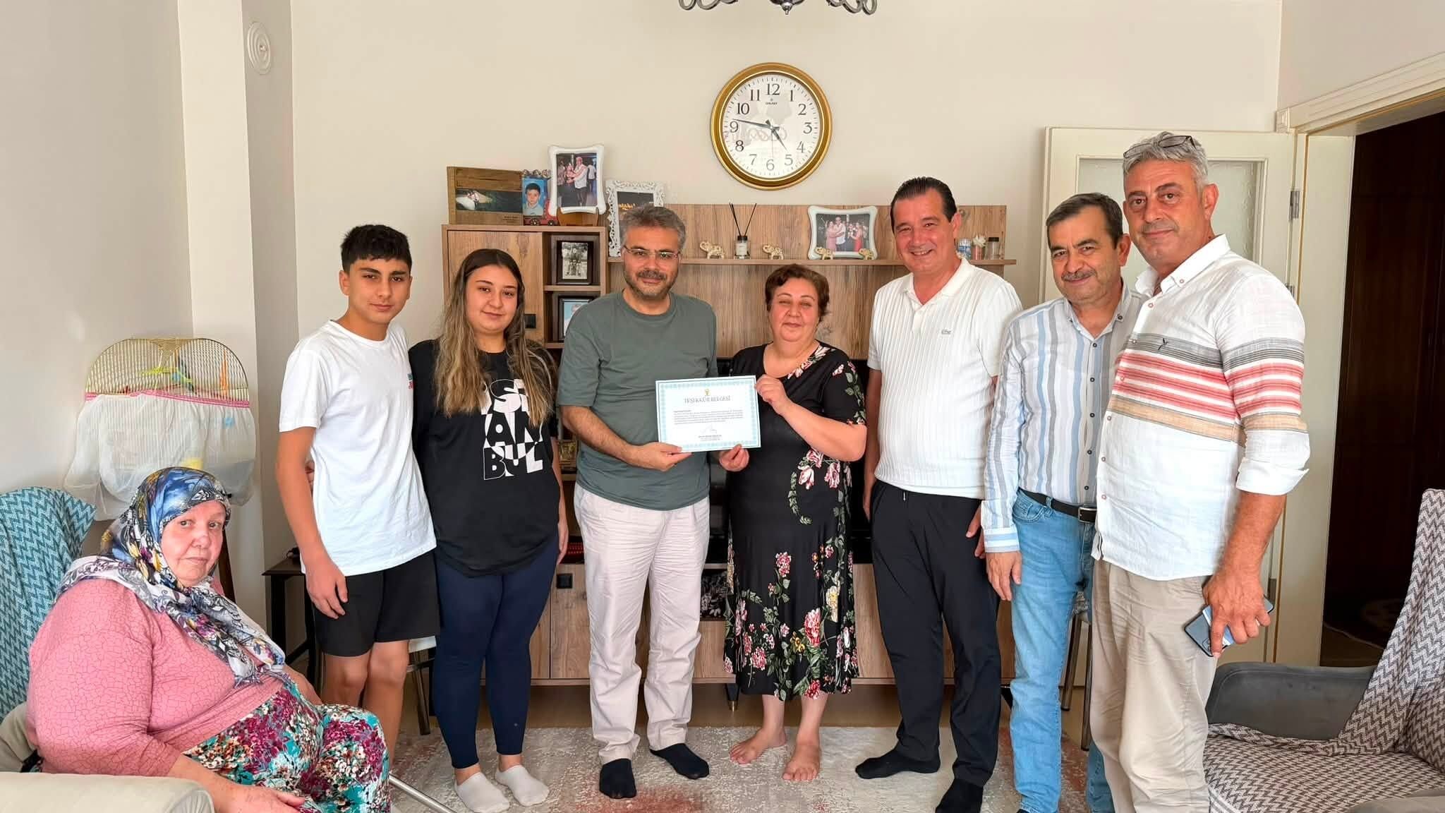 Erdogandan Uyelere Tesekkur Belgesi Ozmen Takdim Etti 683582 F351Be
