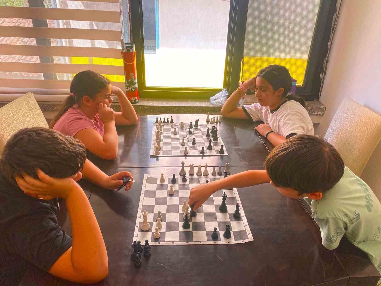Germencik Te Cocuklar Yaz Tatilini Satranc Ogrenerek Degerlendiriyor 1787822103025 172716