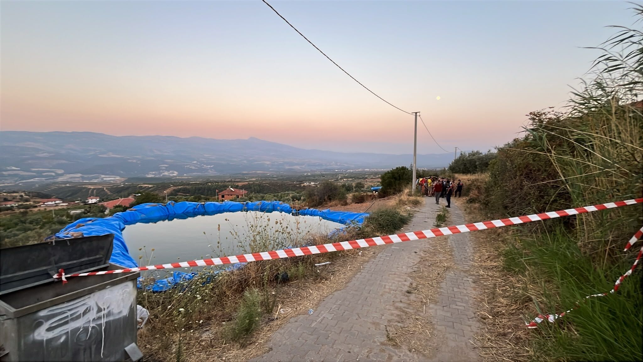 Karacasu'da 2 yaşındaki bebek sulama göletine düştü: Ekiplerden 2 saatlik hayat mücadelesi