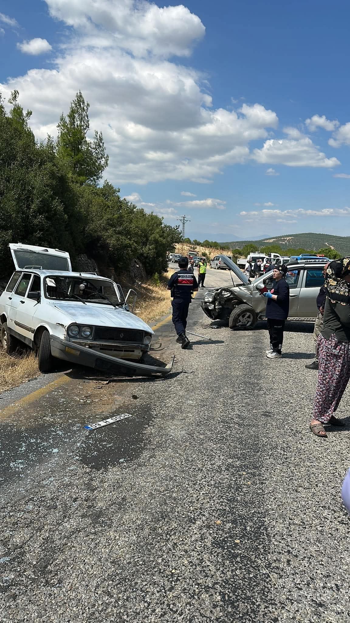 Karacasuda Korkutan Kaza Olay Yerine 4 Ambulans Sevk Edildi 688813 07834C