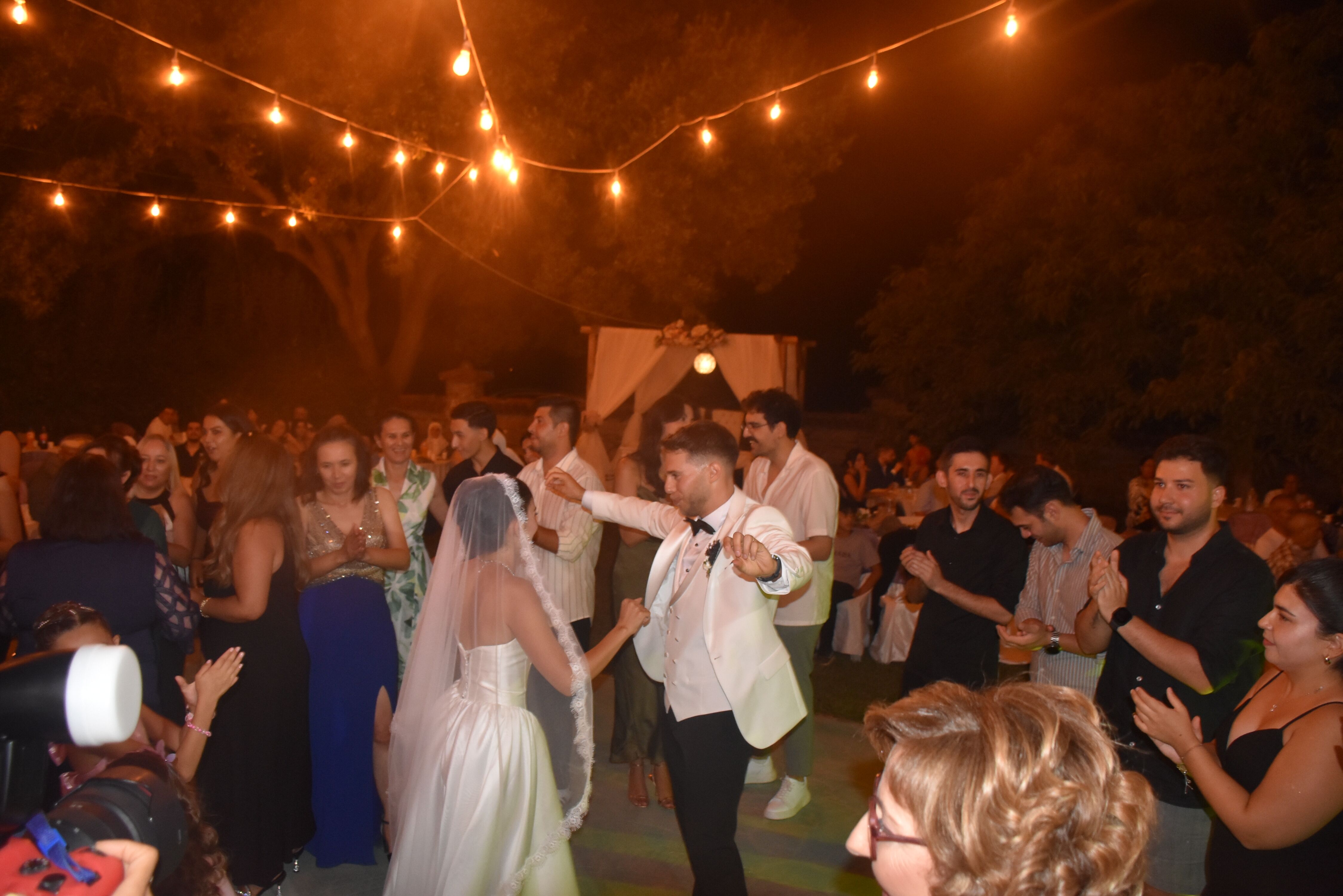 Karacasuya Fransiz Damat Ege Ile Julienin Aski Evlilikle Tac 687745 8C35Ad