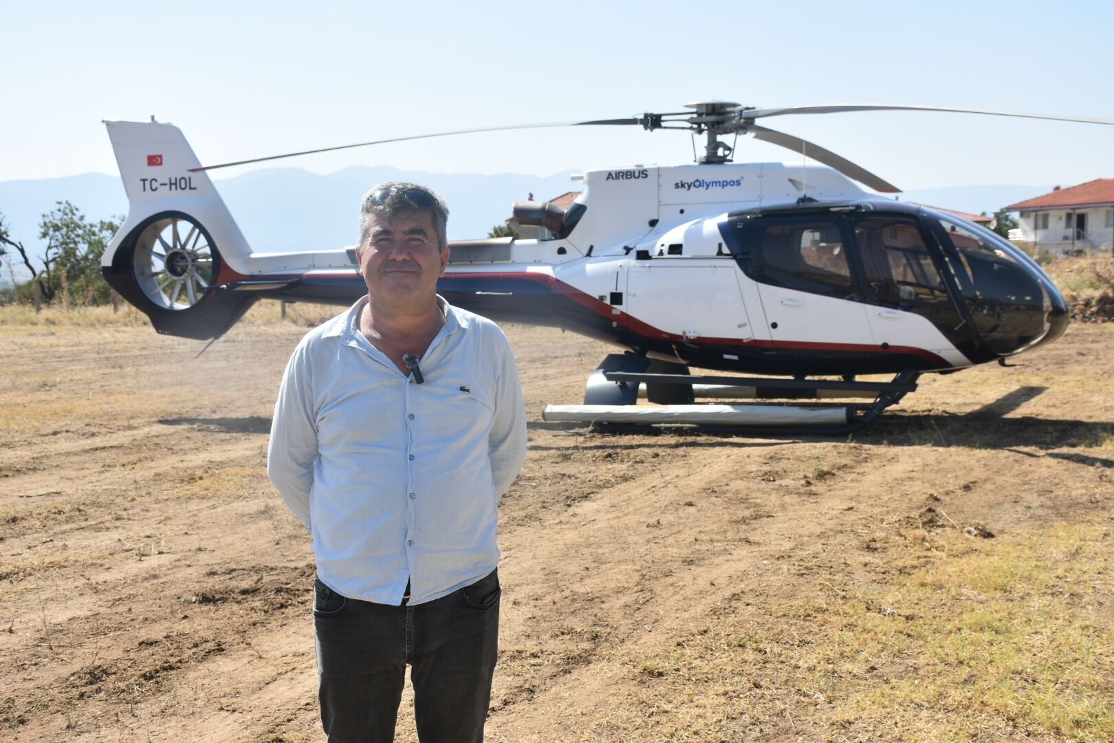 Karacasu’ya iniş yapan iki helikopter merak konusu oldu: Vatandaşlar maç izler gibi izledi