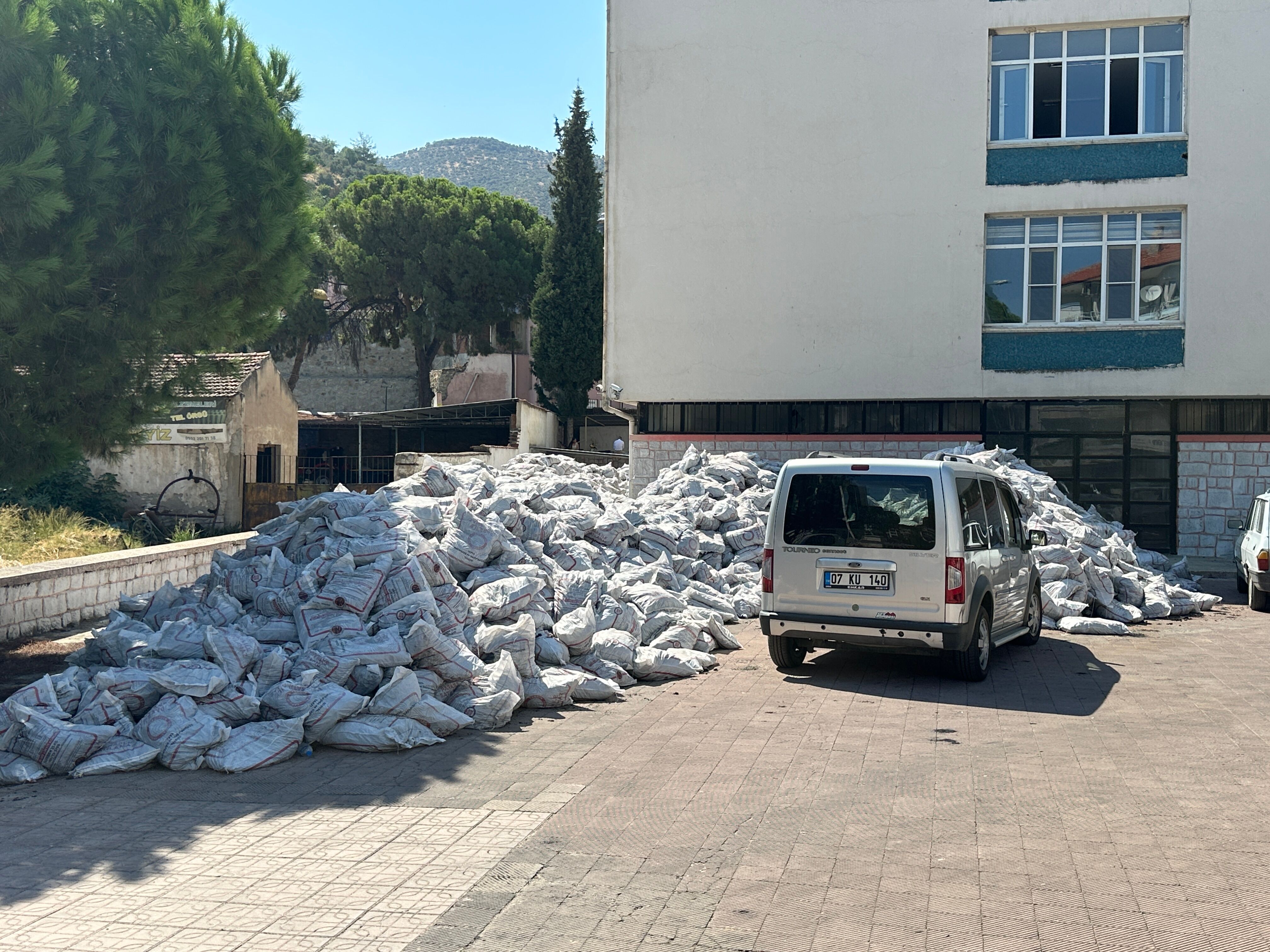 Kaymakamlik Bahcesine Tonlarca Komur Yigildi Ekipler Vatanda 687661 33922D