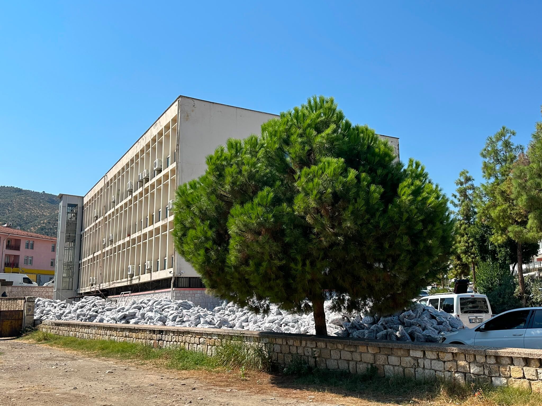 Kaymakamlik Bahcesine Tonlarca Komur Yigildi Ekipler Vatanda 687661 C2519E