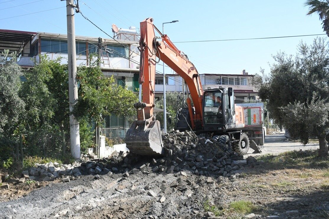 Kusadasi Nda 12 Bin Metrekarelik Yeni Yol Calismasi Basladi 1787726402365 825667