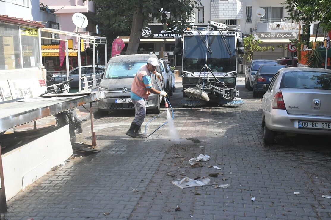 Kusadasinda Temizlik Mesaisi 724 Devam Ediyor 685265 740Eb3