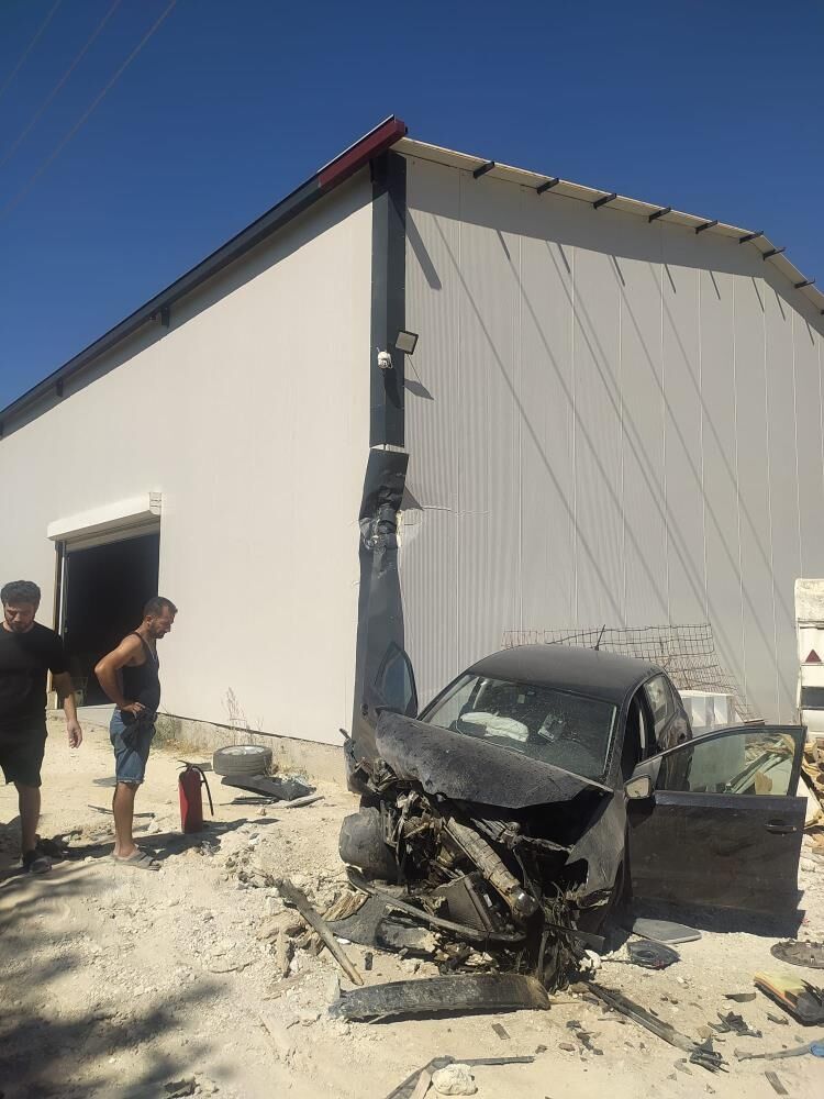 Kusadasinda Trafik Kazasi 2 Yarali 689138 B89435