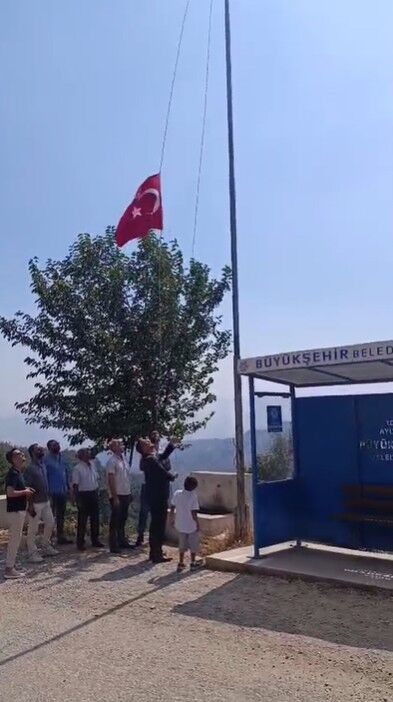 Mhp Efeler Yipranan Bayraga Duyarsiz Kalmadi 687547 D46C66