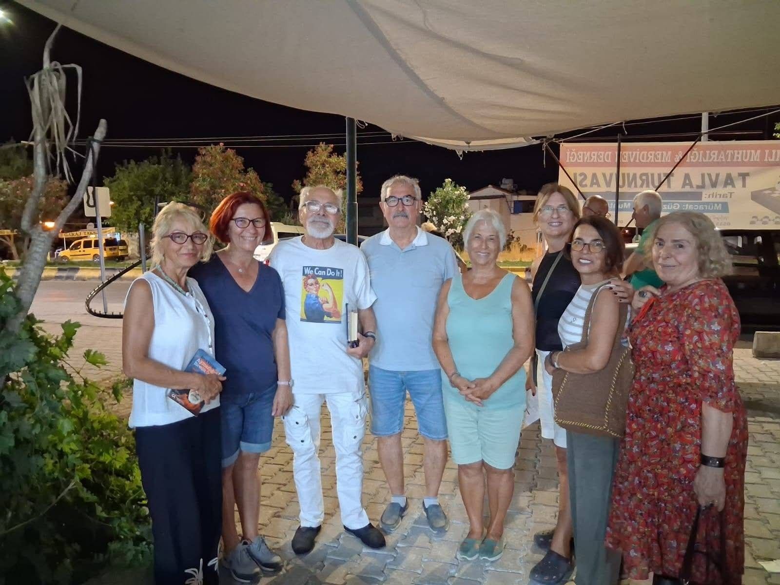 Sosyolog Emre Kongar Kusadasinda Kitaplarini Imzaladi 688007 8120F8