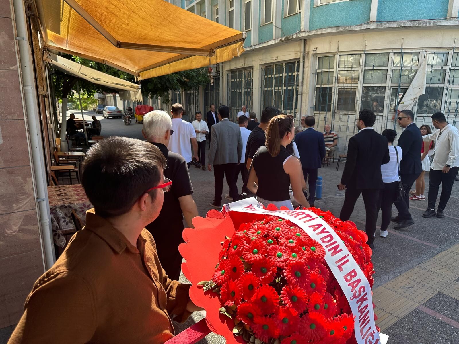 Yeni Parti Celengini Yaninda Goturdu 688951 4186D2