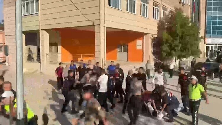 Şok olay: Lisede silahlı saldırı, yaralı öğrenciler var