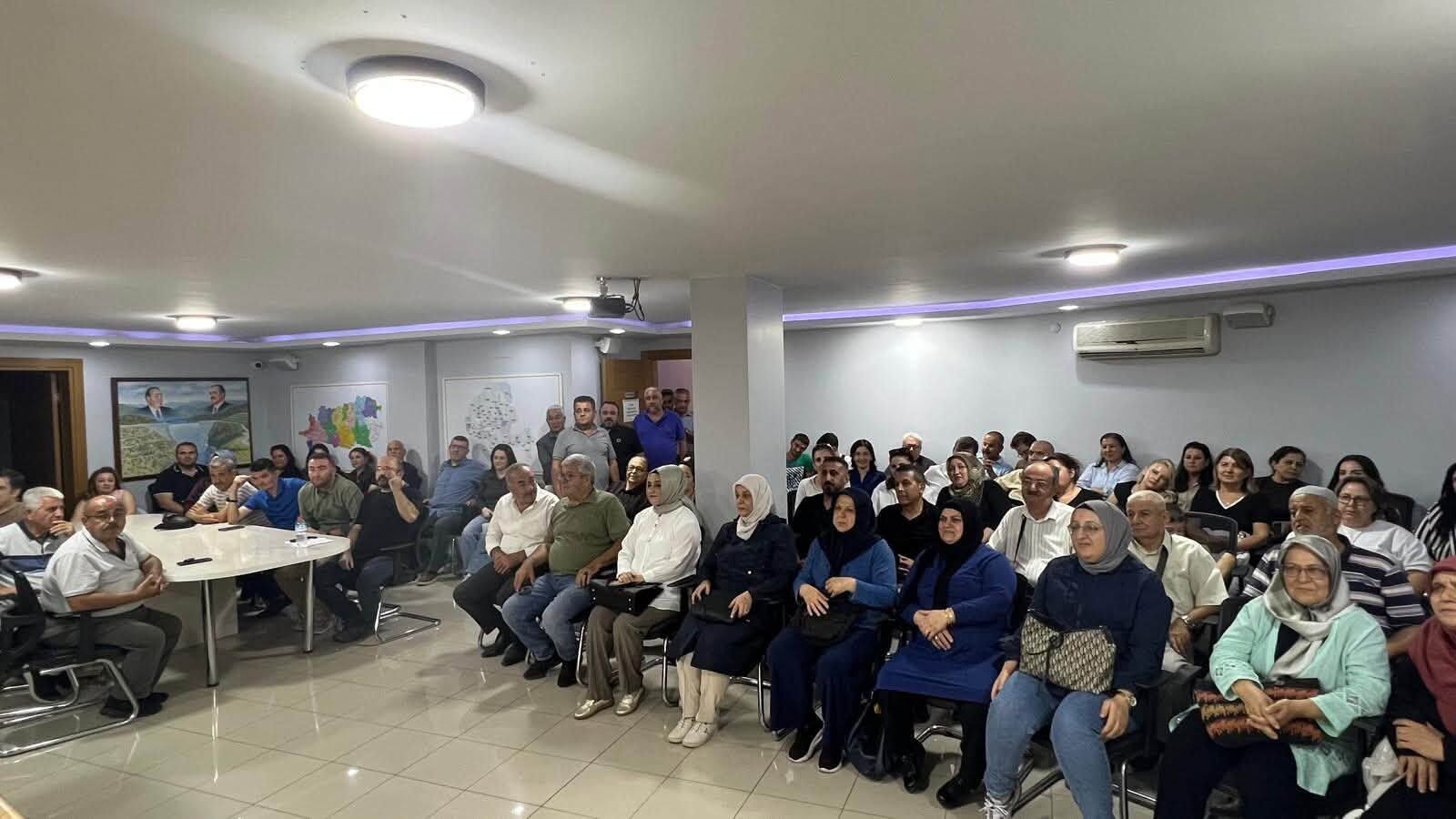 Ak Parti Efelerde Yeni Uyeye Posacidan Rozet 694371 2F4C4B
