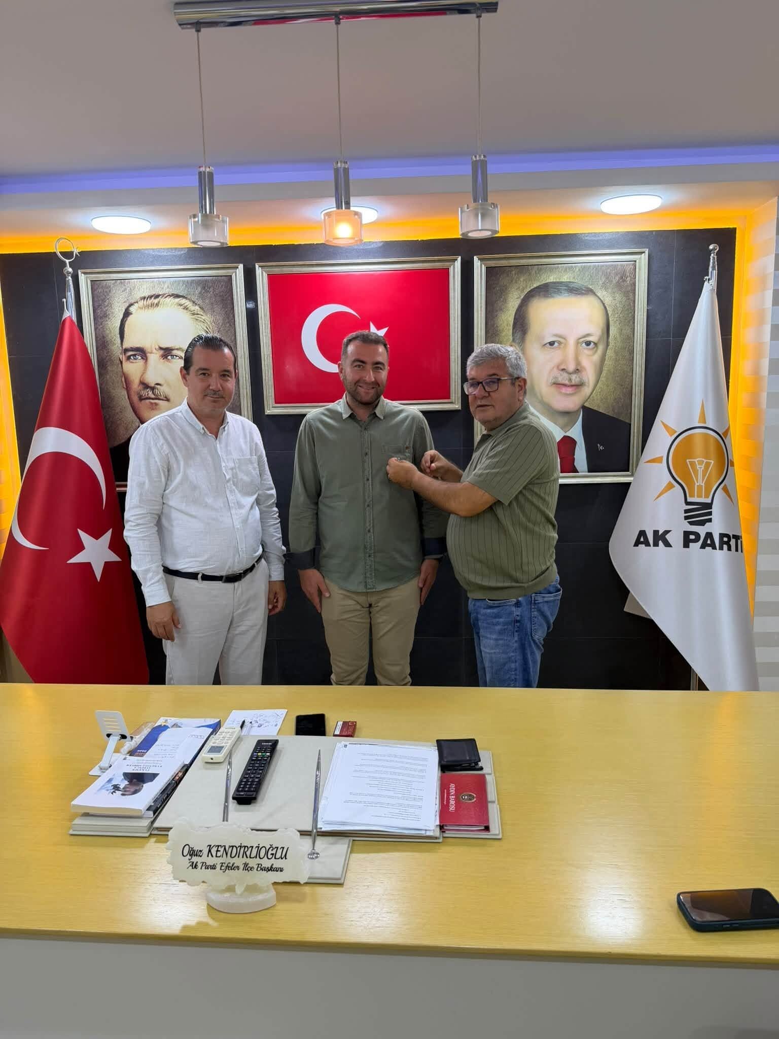 Ak Parti Efelerde Yeni Uyeye Posacidan Rozet 694371 382Eee
