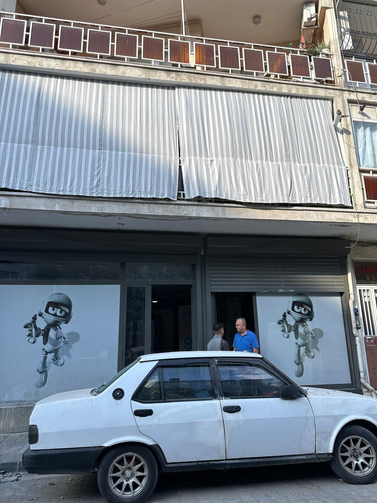 Apartmandan Dusen Siva Parcalari Otomobile Zarar Verdi 694443 Cd63Cf