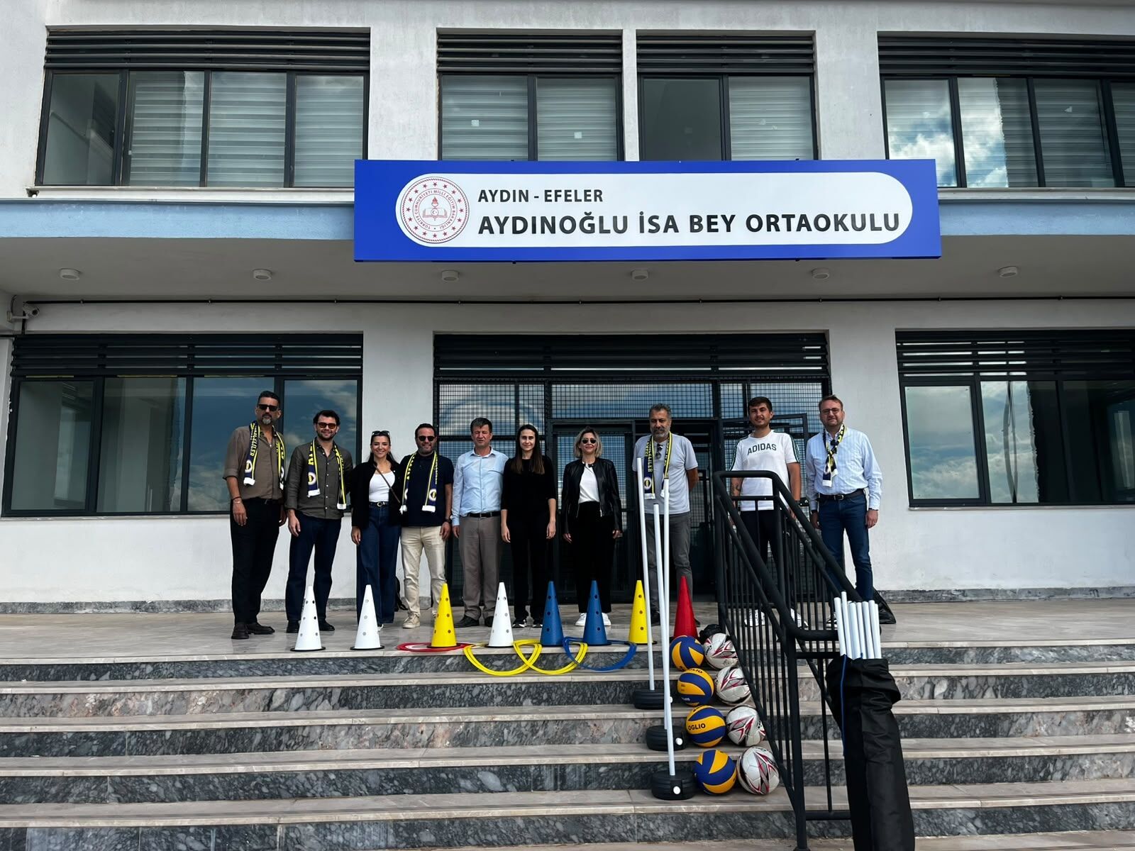 Aydın Fenerbahçeliler Derneği'nden öğrencilere spor malzemesi desteği