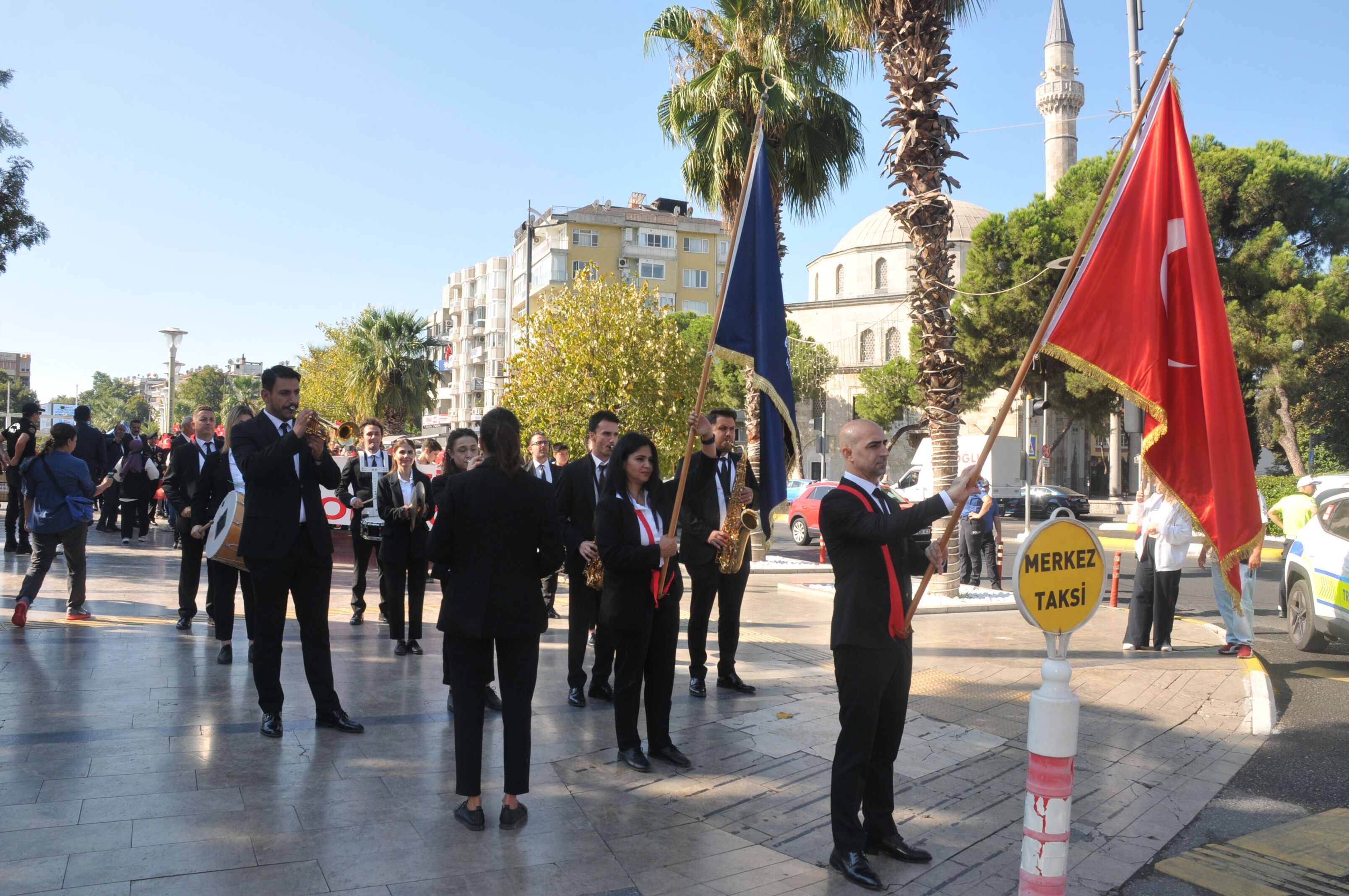 Aydinda Gaziler Icin Anlamli Yuruyus Turk Bayraklariyla Vali 693249 250Fde