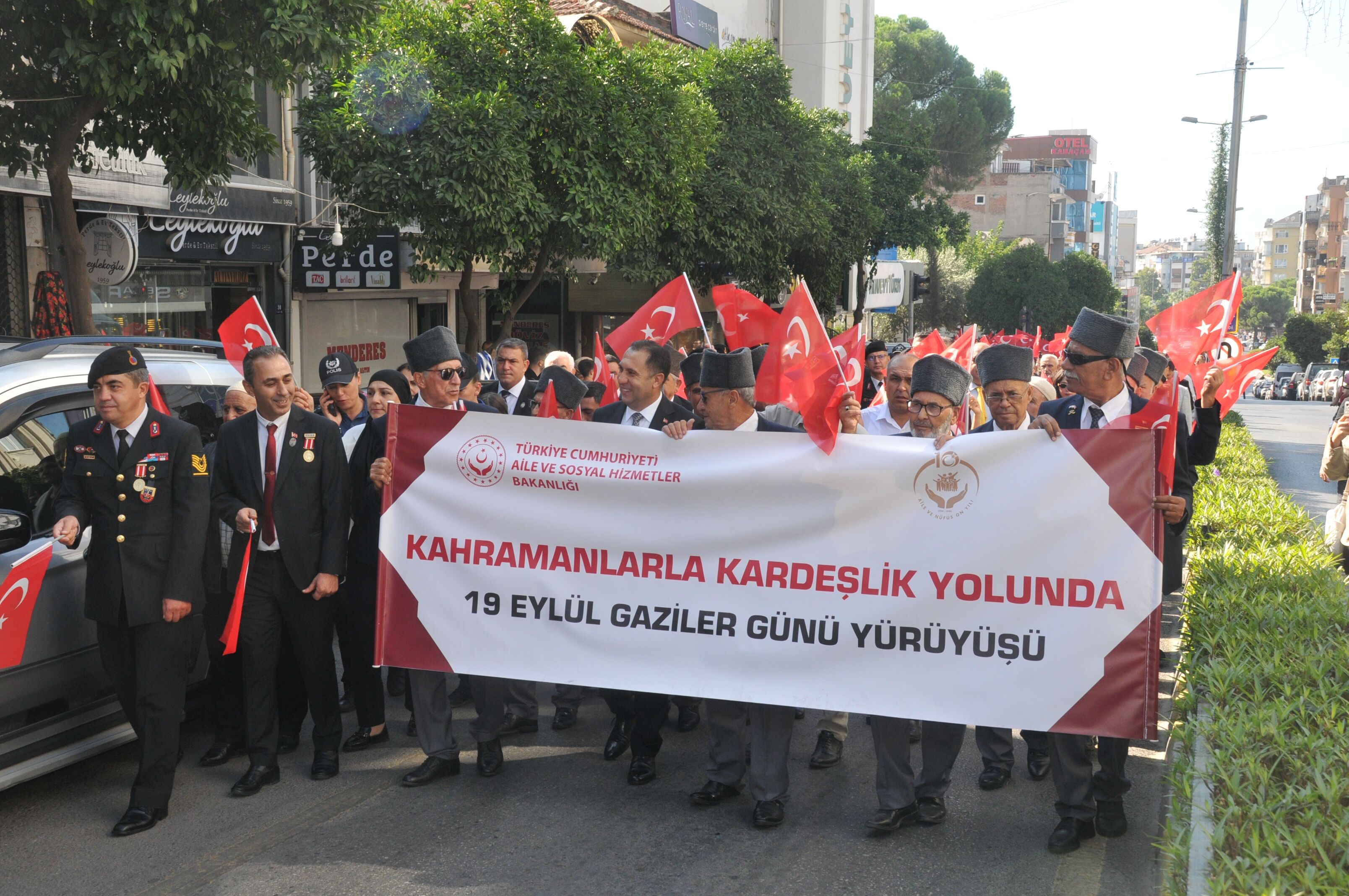 Aydinda Gaziler Icin Anlamli Yuruyus Turk Bayraklariyla Vali 693249 4B2804