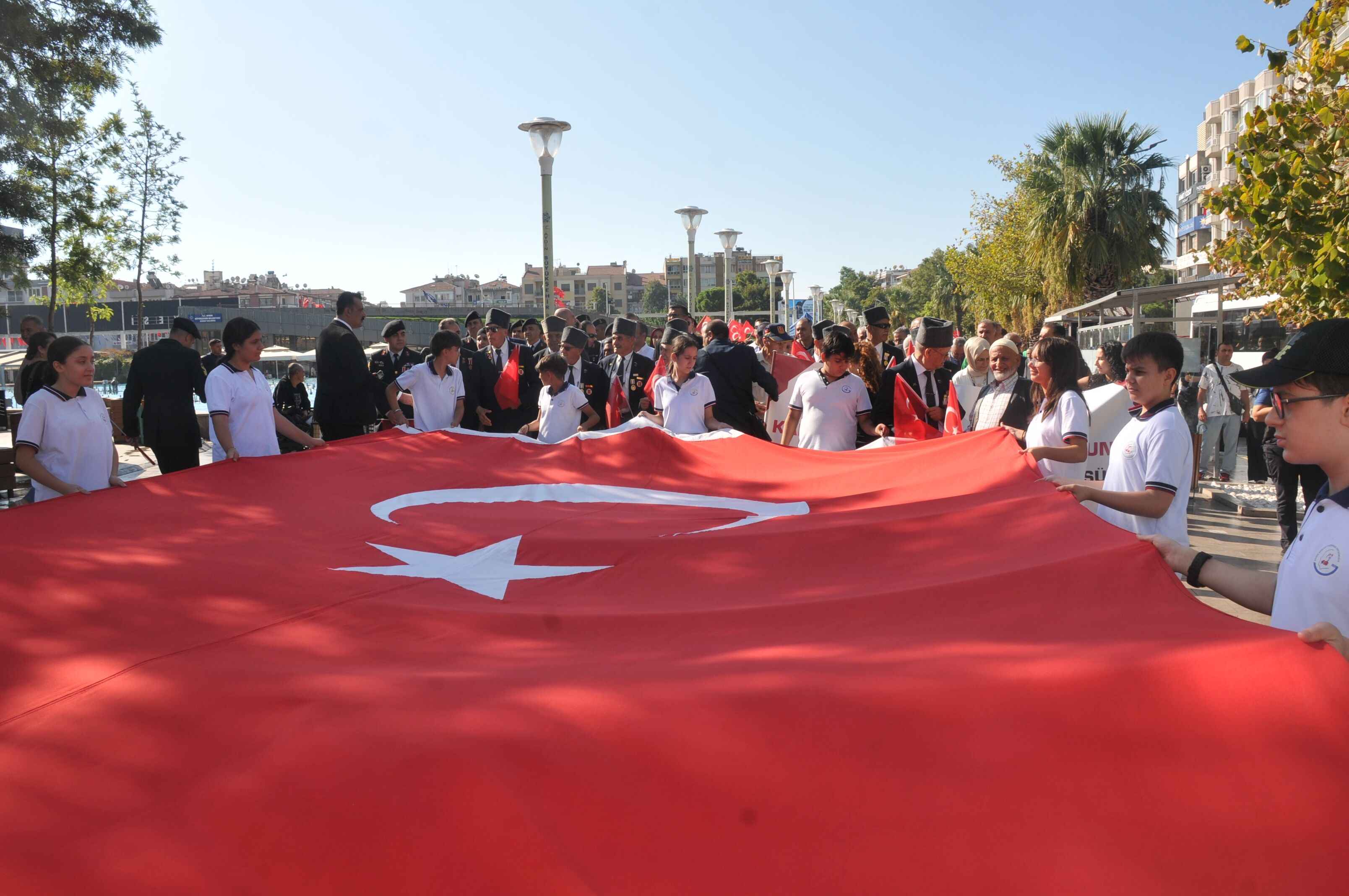 Aydinda Gaziler Icin Anlamli Yuruyus Turk Bayraklariyla Vali 693249 D1E2Df