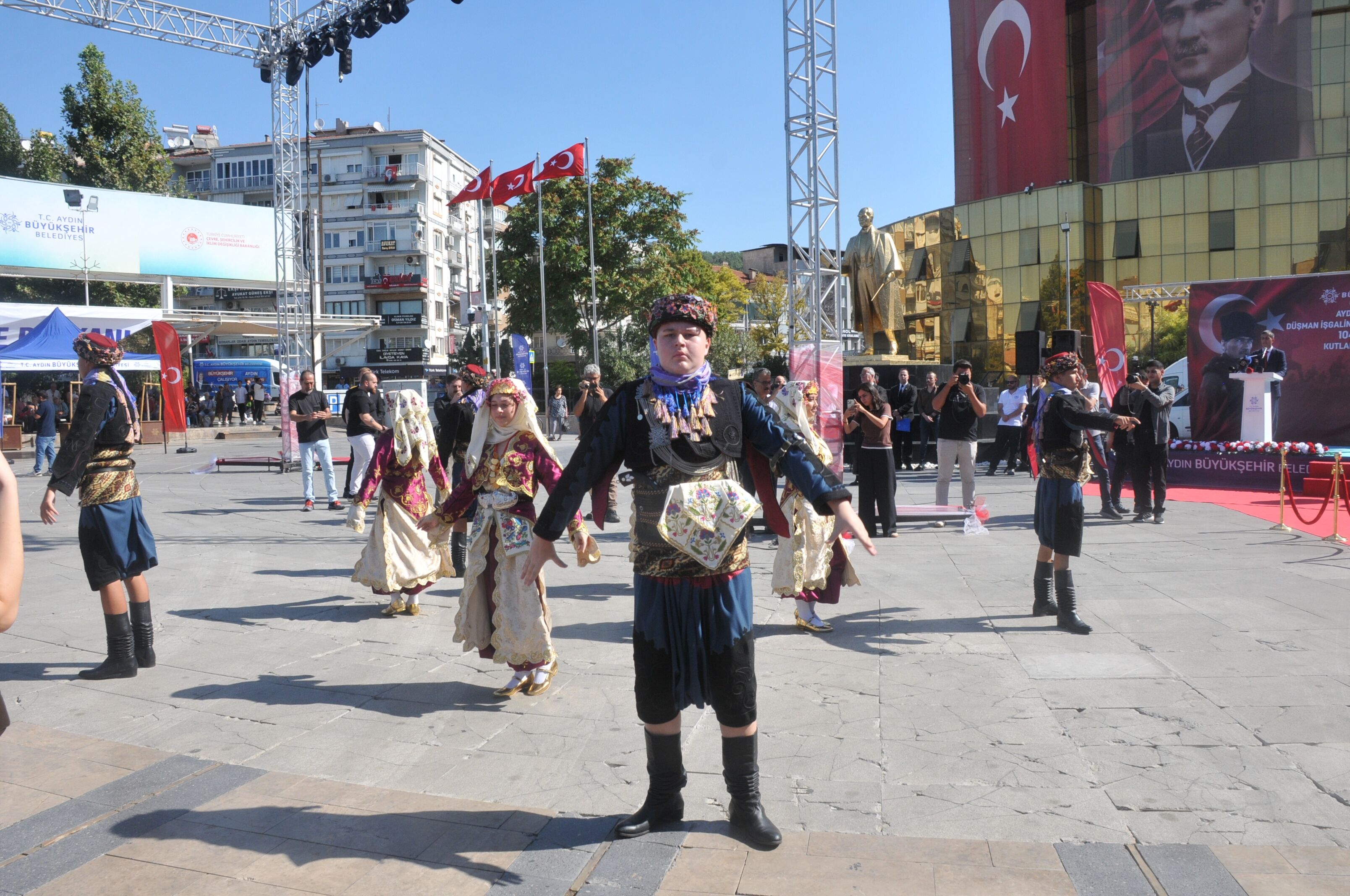 Aydinda Kurtulus Coskusu 690682 19014D