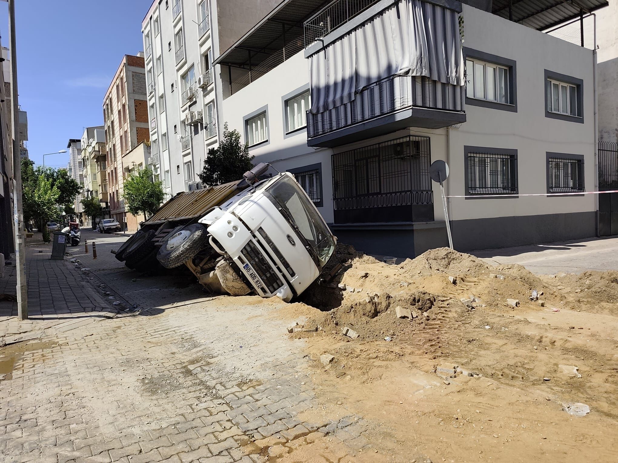 Aydinda Yol Coktu Kamyon Cukura Dustu 692312 308088