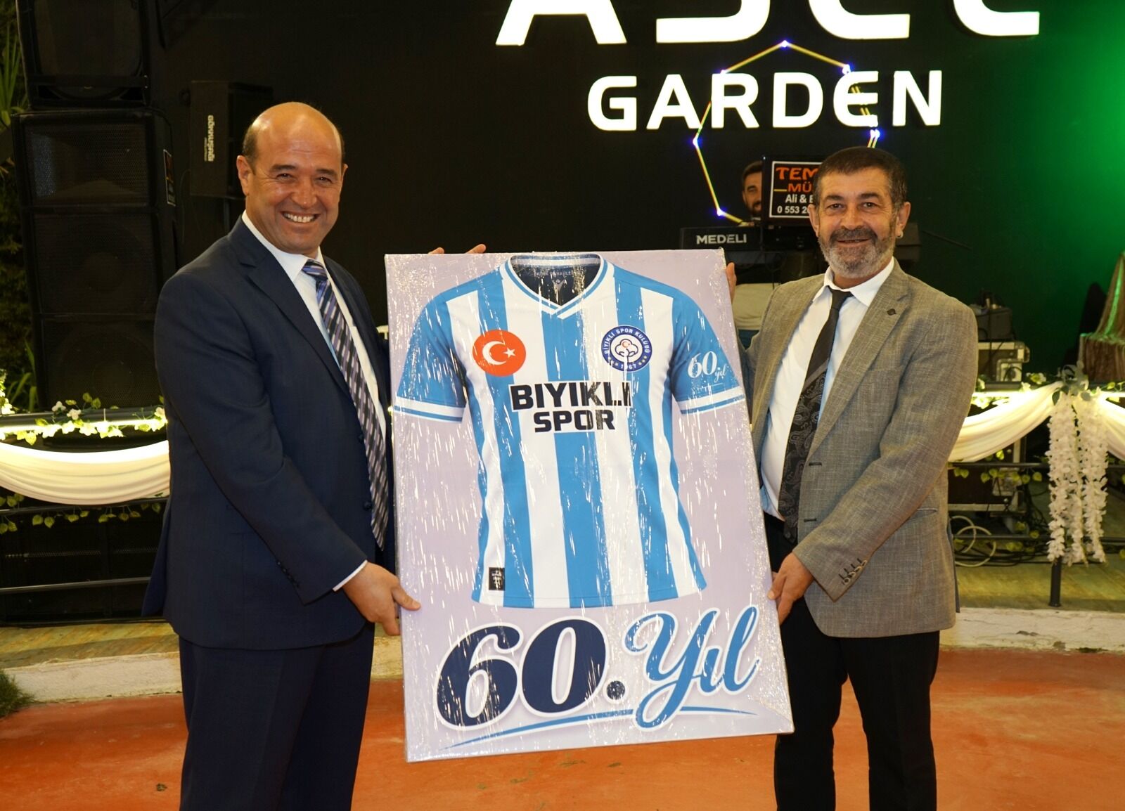 Baskan Arici Kendi Fotografini 100 Bin Liraya Aldi 693633 Dabdc5