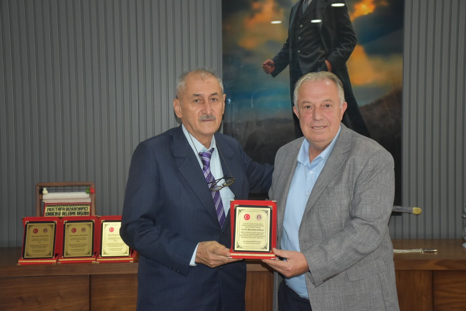 Baskan Buyukyapicidan Yilin Ahisi Koseye Plaketli Tebrik 694453 858123
