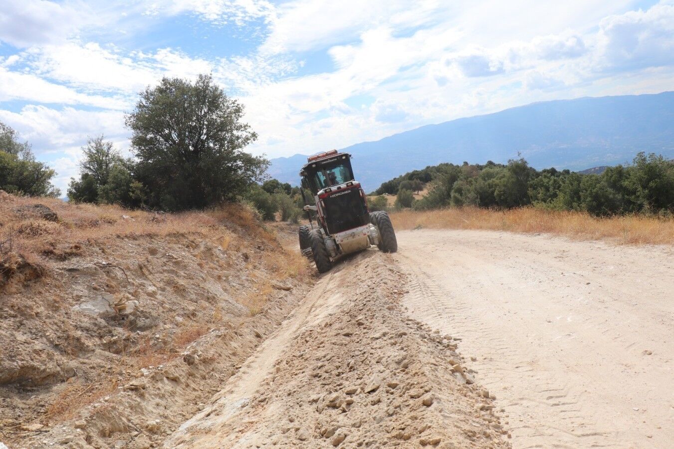 Bozdogan Belediyesi Yol Calismalarina Devam Ediyor 1790690101557 963104