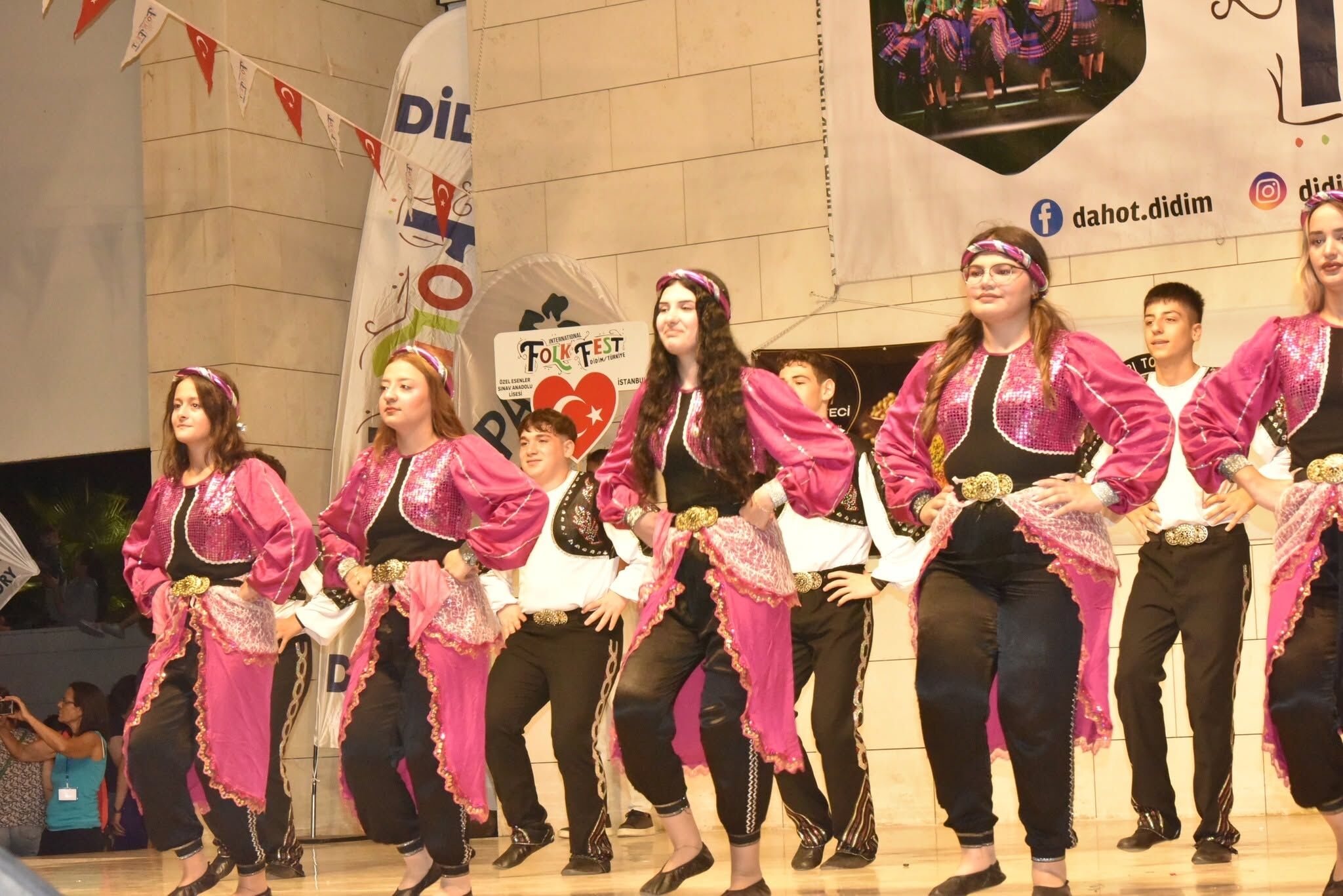 Dahotun Uluslararasi Halk Danslari Festivali Ilgiyle Izlendi 690095 E6A45D