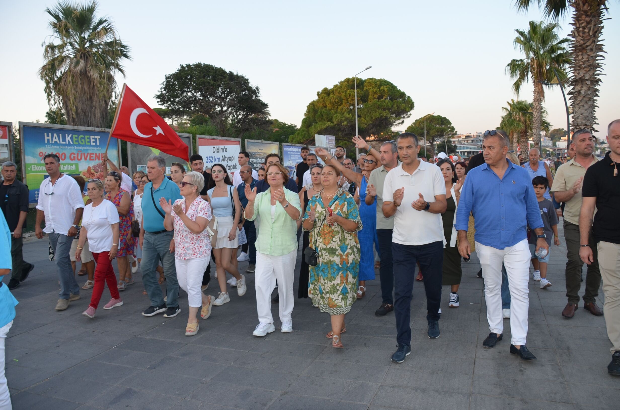 Didim Baris Senliginde Baris Yuruyusu Duzenlendi 689455 A1B9Ae