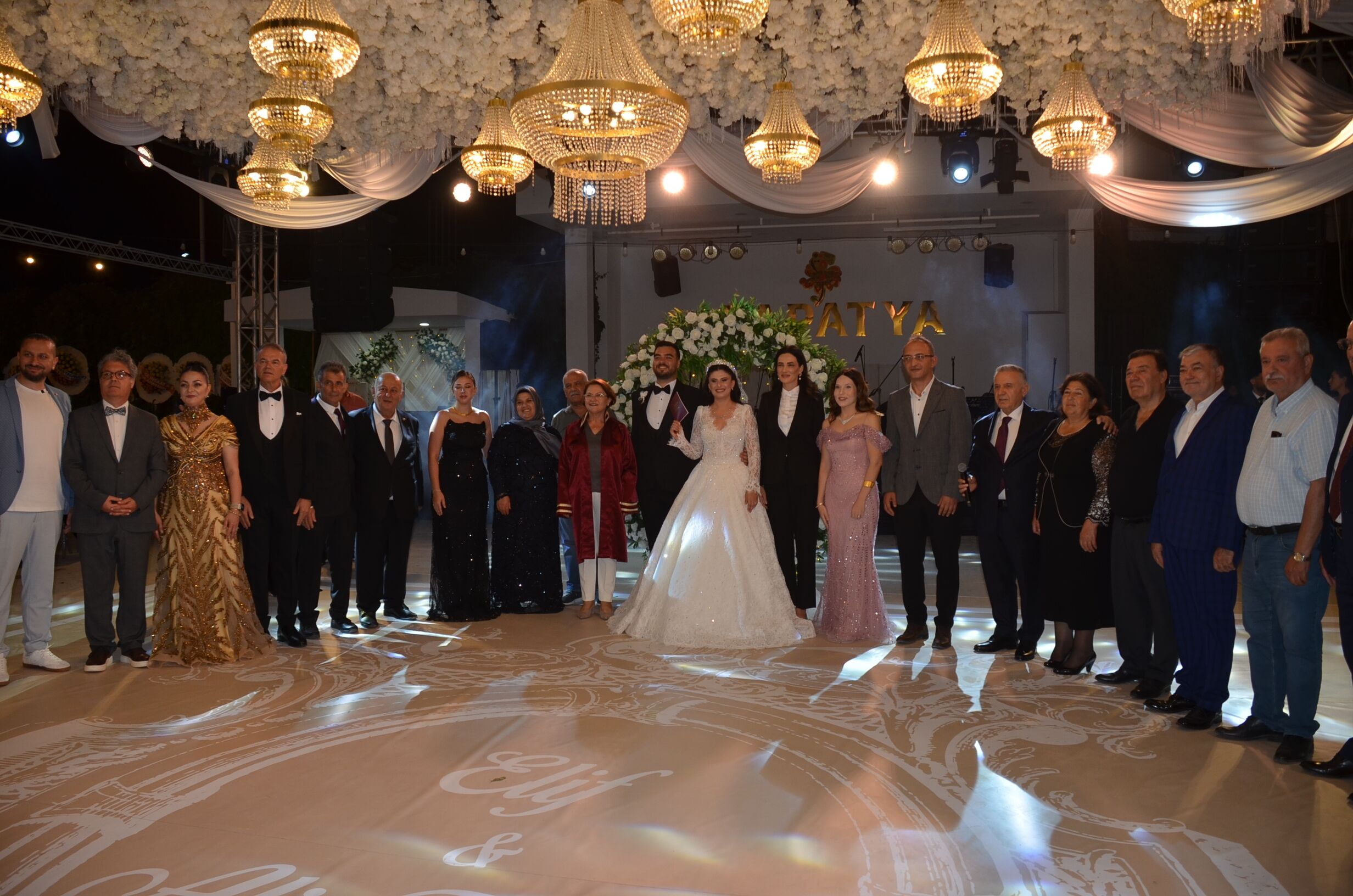 Didim’de görkemli düğün: Ali ile Elif dünya evine girdi