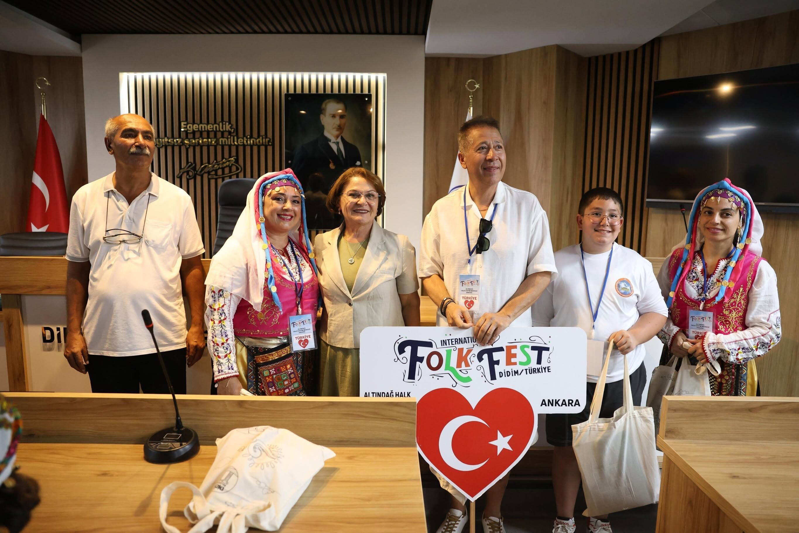 Didimde Uluslararasi Renkler Festival Ekiplerinden Baskan Ge 689756 8B3C91