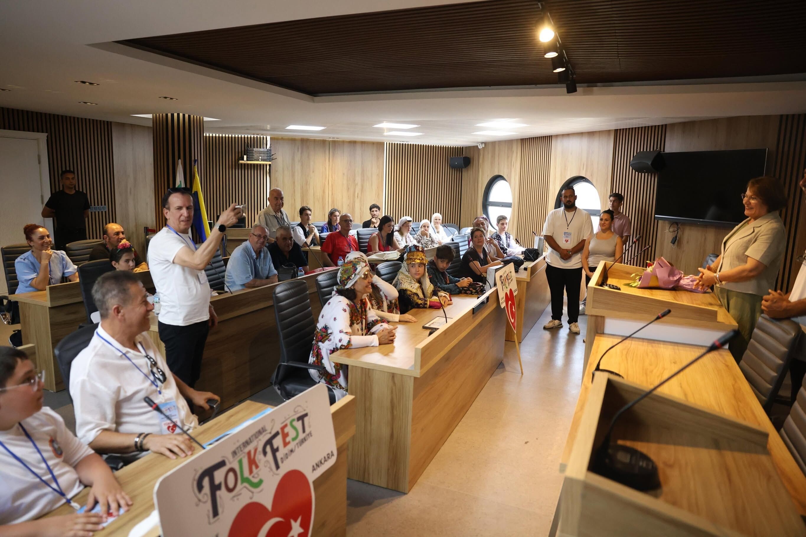 Didimde Uluslararasi Renkler Festival Ekiplerinden Baskan Ge 689756 8F4A12