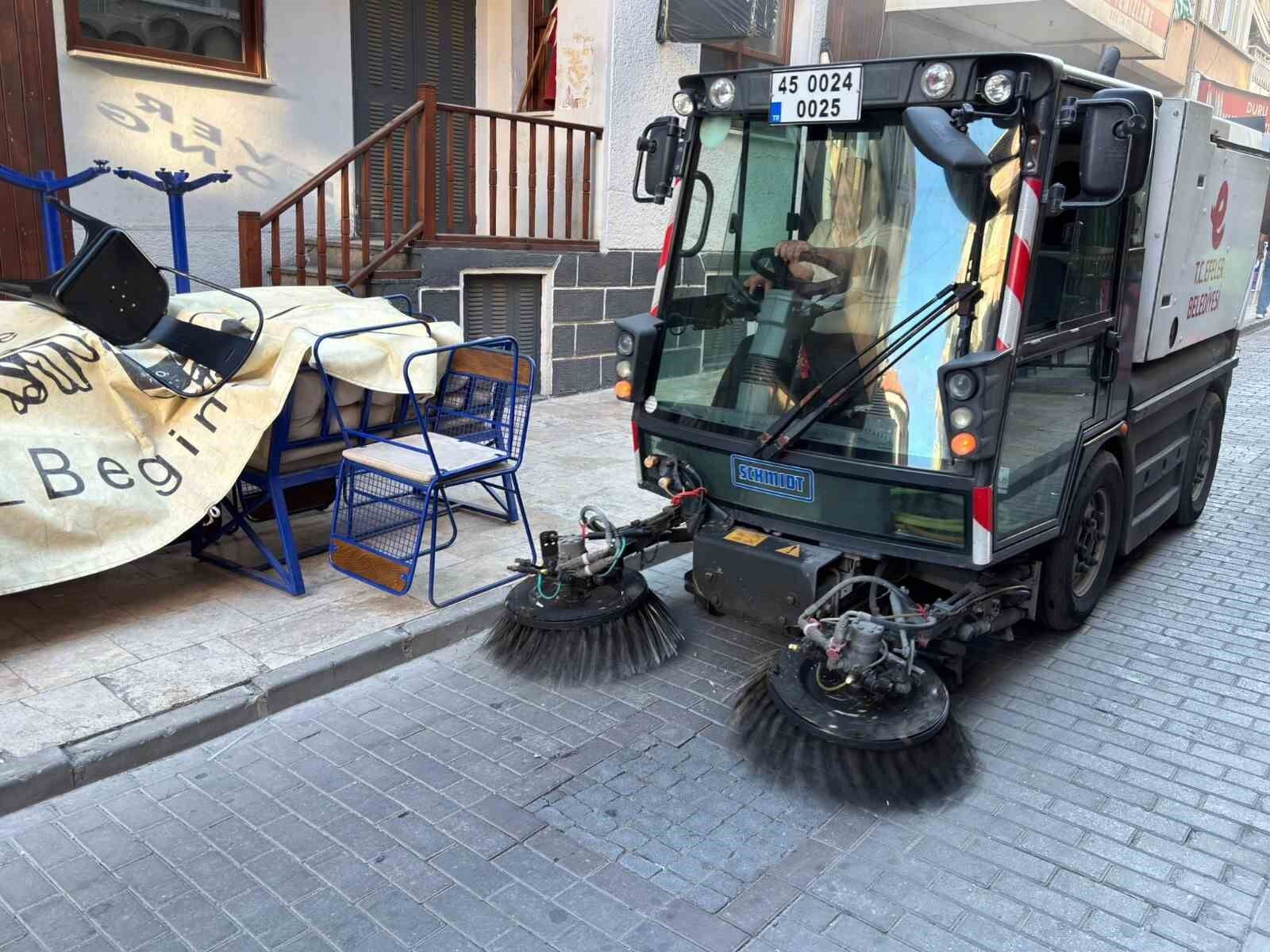 Efeler Belediyesi Ekipleri Temizlik Calismalarini Surduruyor 1788337803103 581146