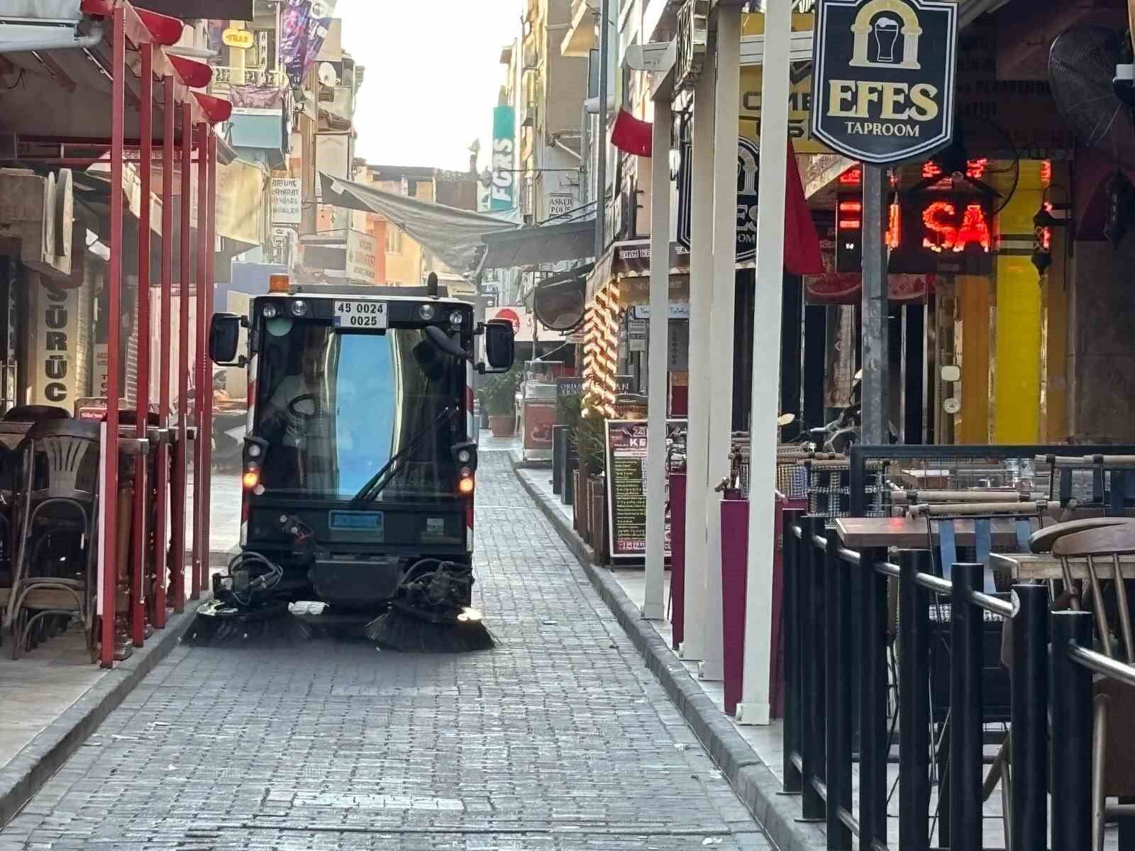 Efeler Belediyesi Ekipleri Temizlik Calismalarini Surduruyor 1788337803732 74069