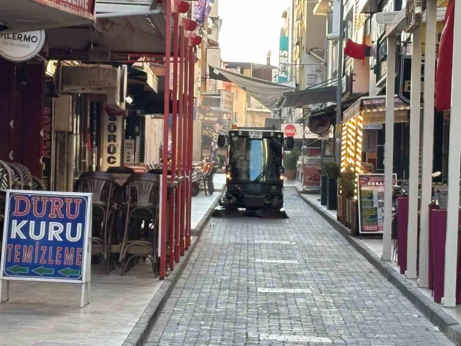 Efeler Belediyesi Ekipleri Temizlik Calismalarini Surduruyor 1788337804777 130393