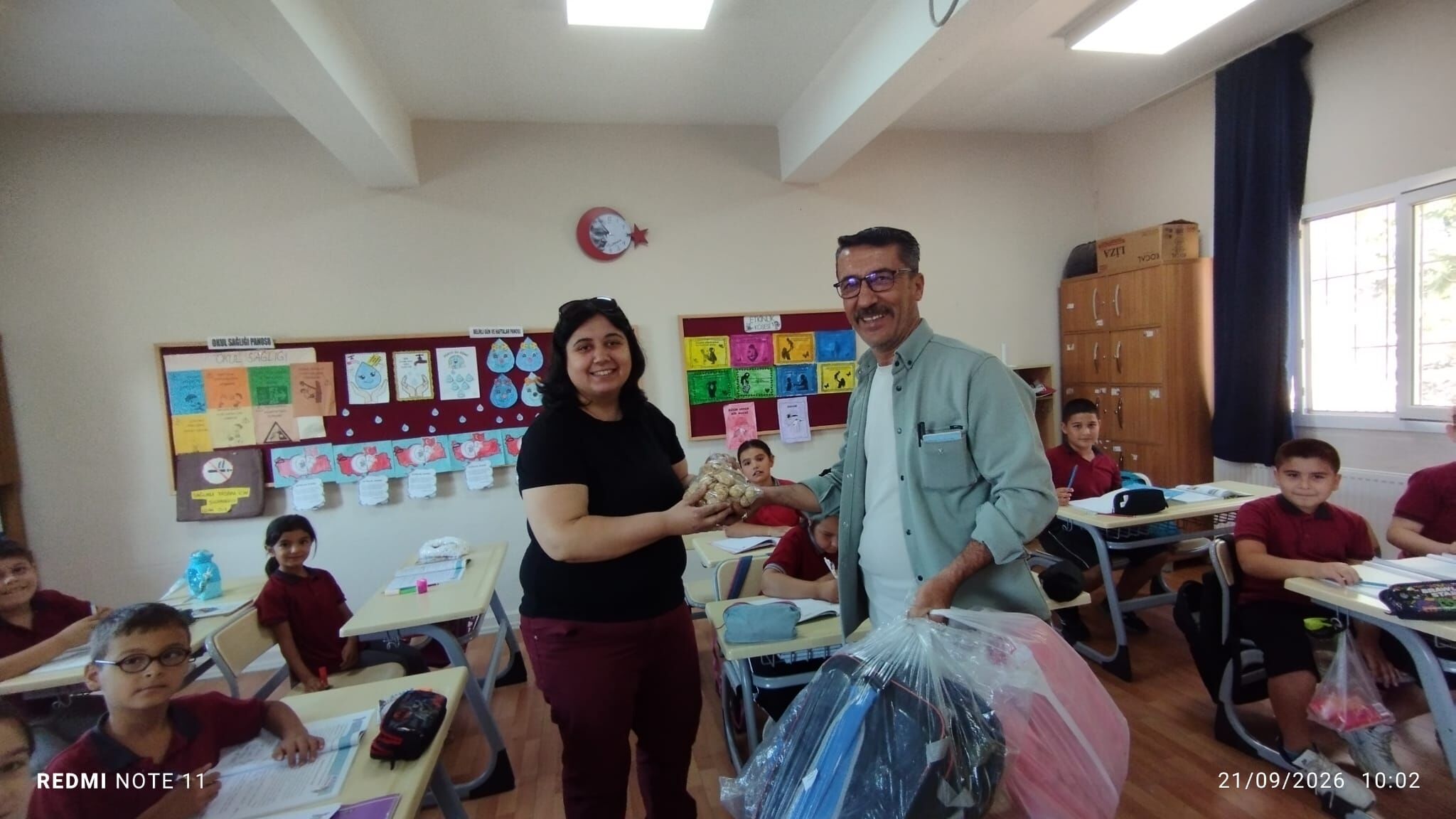 Germencikli Muhtar Maasini Ogrencilere Canta Olarak Dagitti 693830 F70E0B