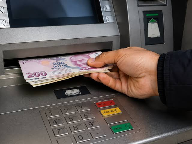ATM’den para çekerken bu detaya dikkat: Kartın önce verilmesinin nedeni ortaya çıktı