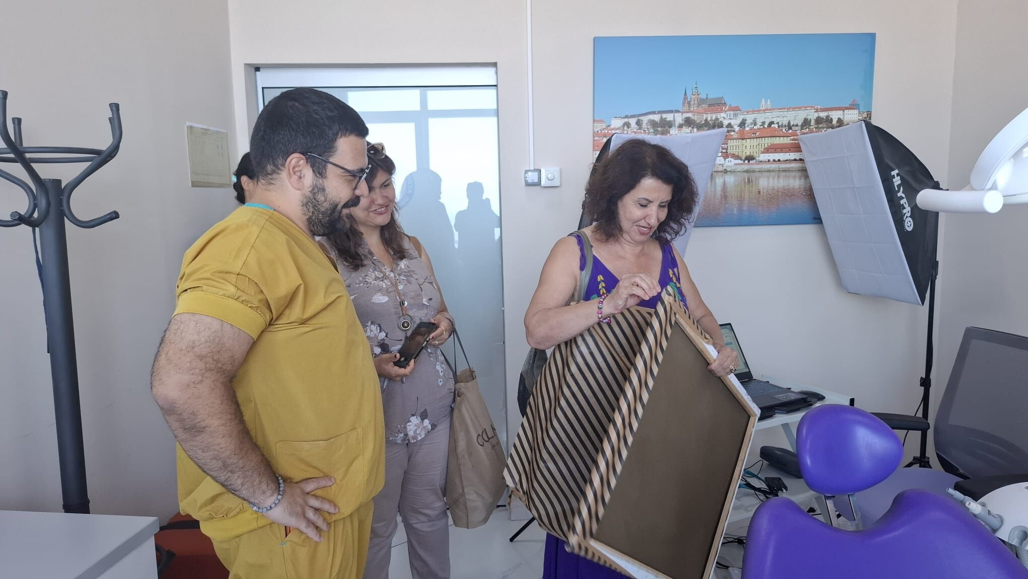 Kusadali Ressam Kayadan Doktor Celikkola Sanat Dolu Tesekkur 689364 Cef026