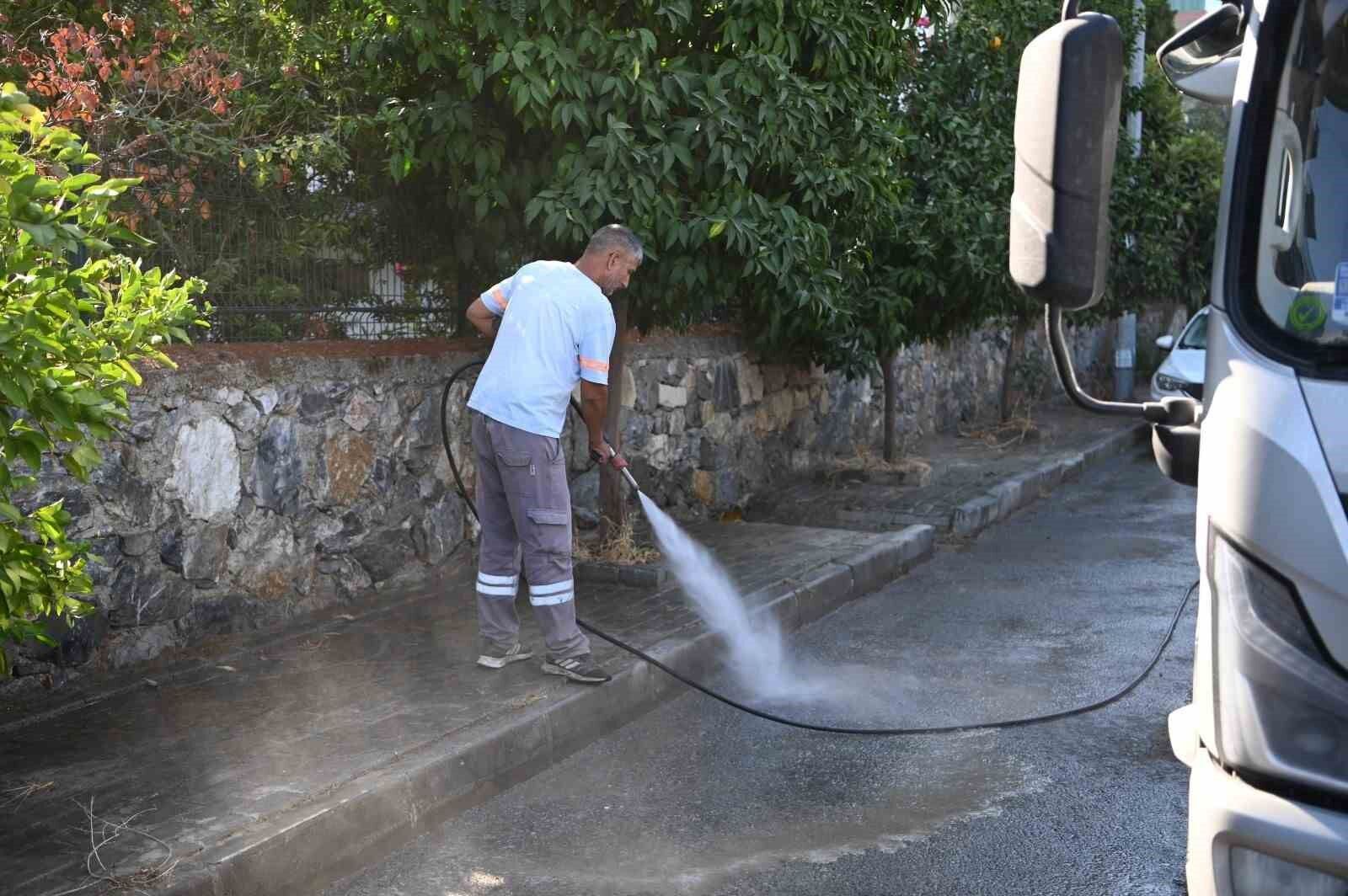 Kusadasi Belediyesi Temizlik Ekipleri Calismalarini Surduruyor 1789988401946 171884